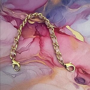 Bandolier wristlet strap